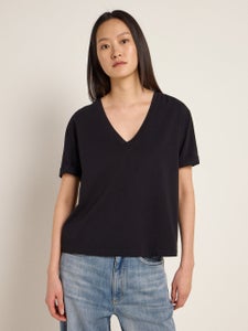 Musta V-neck T-paita, luomupuuvillaa